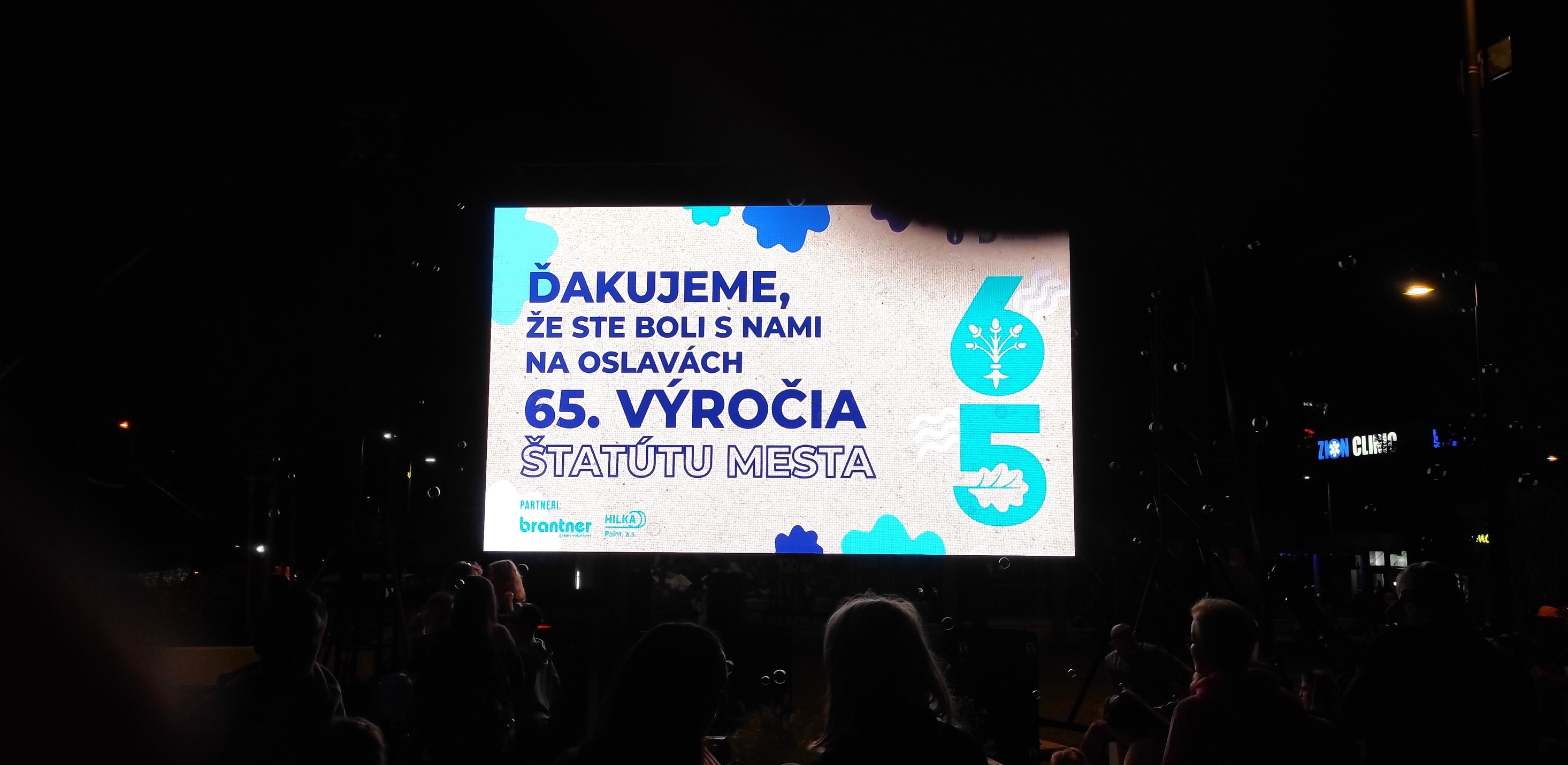 Ponuka zahŕňa prenájom LED obrazoviek a posterov, kompletných zostáv LED s jemným rozlíšením a možnosťou prispôsobenia veľkosti stien. K dispozícii je aj servis a inštalácia obrazoviek, vrátane kamerových prenosov a online vysielania.