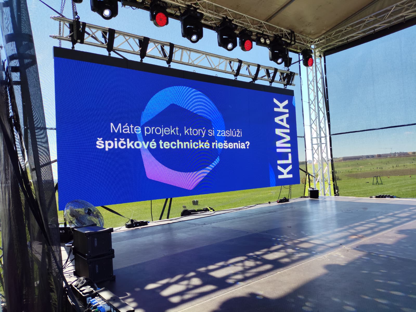 Led Obrazovka vhodná na pódium, je to systém zavesenia na hlavnú konštrukciu. Jej výhodov je pozadie na pódiu vytvára to skvelý náhľad na celé pódium a klienti vidia na všetky potrebné prezentačné videá ktoré sa pustia na obrazovke s rozmerom 5 metrov a výškou 2 metre 
